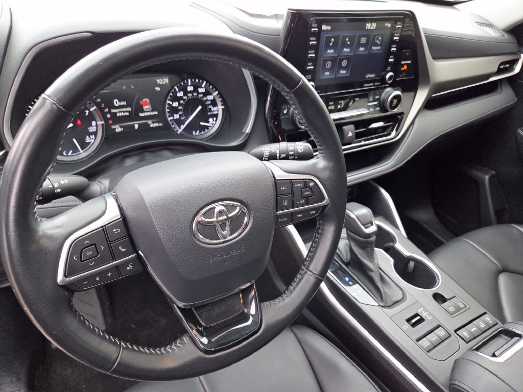Used 2021 Toyota Highlander XLE AWD/4WD image 32