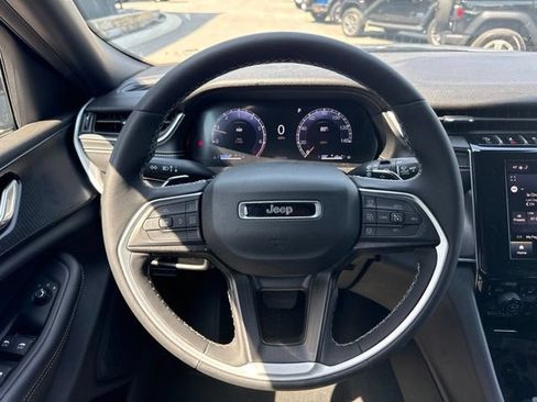 Used 2025 Jeep Grand Cherokee Laredo X w/ Luxury Tech Group I RWD image 18