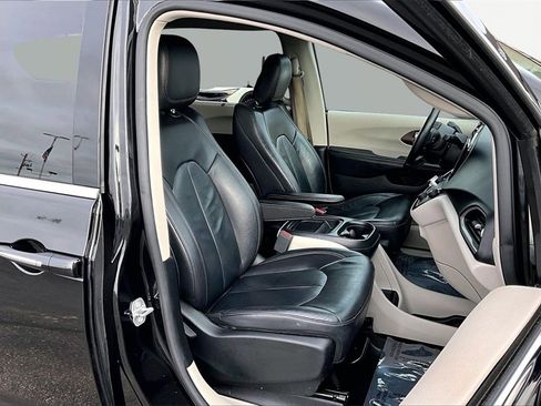 Used 2017 Chrysler Pacifica Touring-L image 7