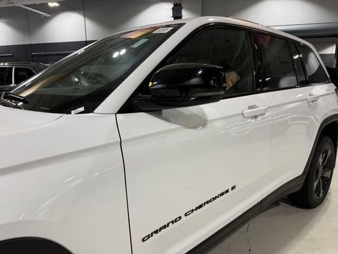 New 2025 Jeep Grand Cherokee Limited w/ Black Appearance Package image 4