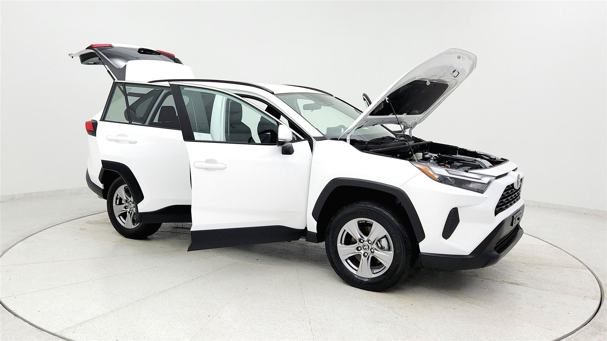 Used 2025 Toyota RAV4 XLE FWD image 32