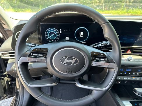 Certified 2025 Hyundai Elantra Limited FWD image 16