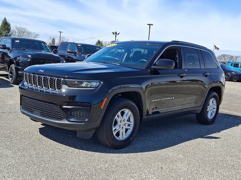 Used 2023 Jeep Grand Cherokee Laredo AWD/4WD image 6