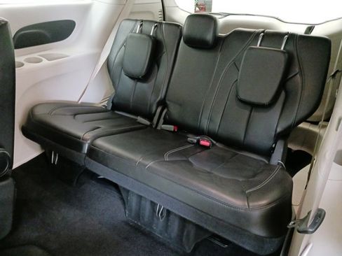 Used 2024 Chrysler Pacifica Touring-L image 32