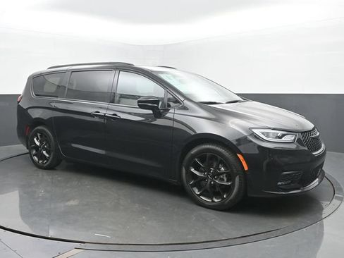 Used 2023 Chrysler Pacifica Limited w/ S Appearance Package FWD image 7