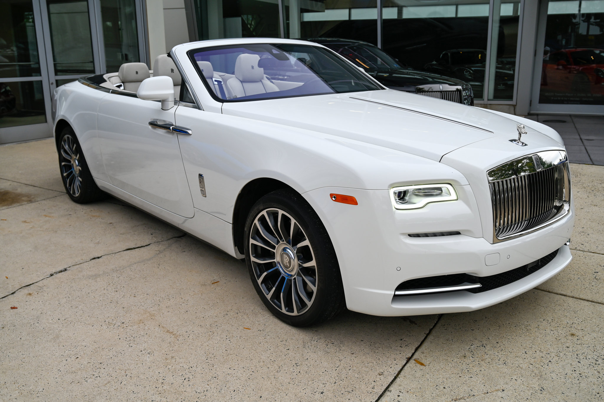 Used 2018 Rolls-Royce Dawn RWD image 59