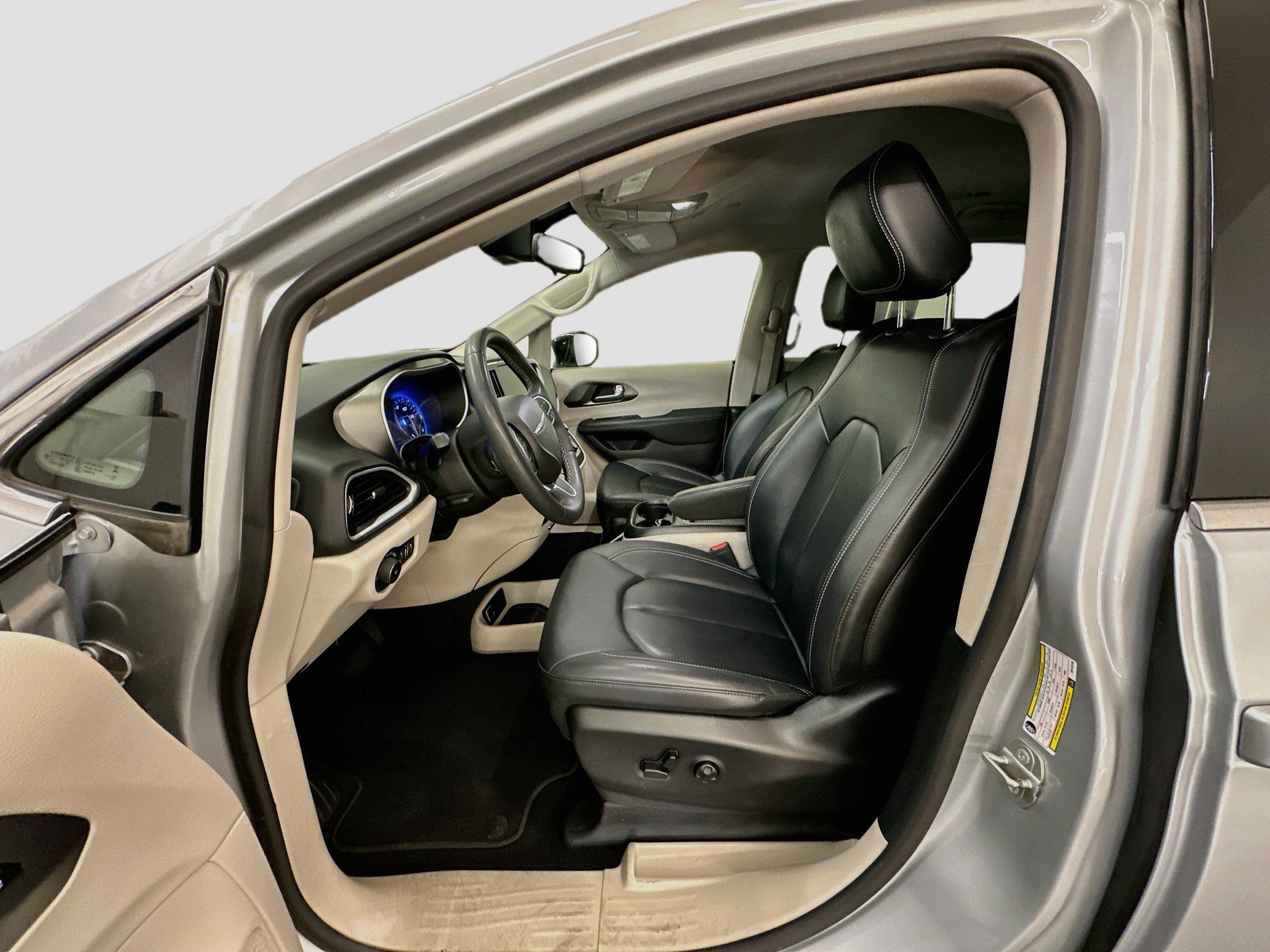 Used 2024 Chrysler Pacifica Touring-L FWD image 13
