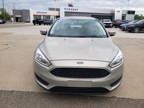 Used 2016 Ford Focus SE w/ SE Power Seat Package FWD image 9