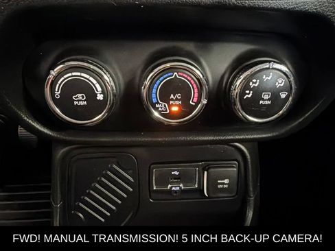 Used 2016 Jeep Renegade Latitude FWD image 20
