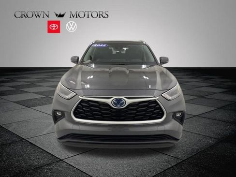 Used 2022 Toyota Highlander XLE image 2