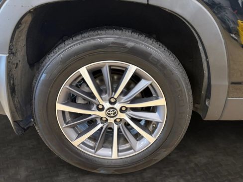 Used 2019 Toyota Highlander XLE AWD/4WD image 41