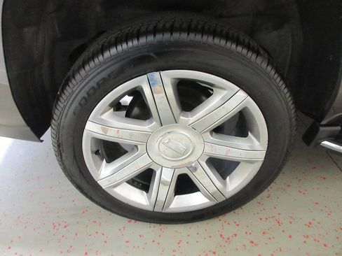 Used 2017 Cadillac Escalade Luxury AWD/4WD image 35