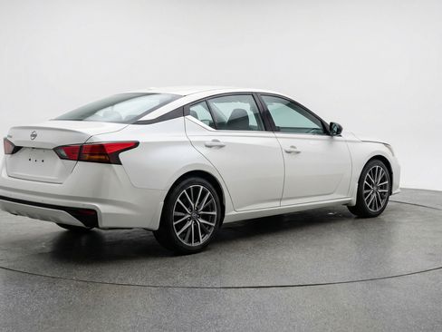 Used 2025 Nissan Altima 2.5 SV image 9