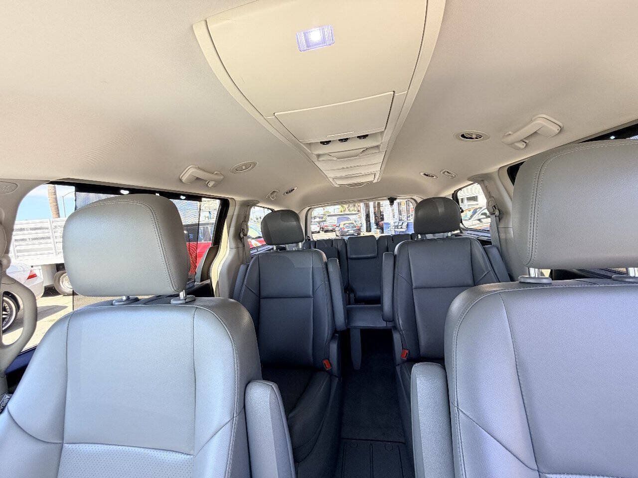 Used 2011 Volkswagen Routan SE FWD image 22