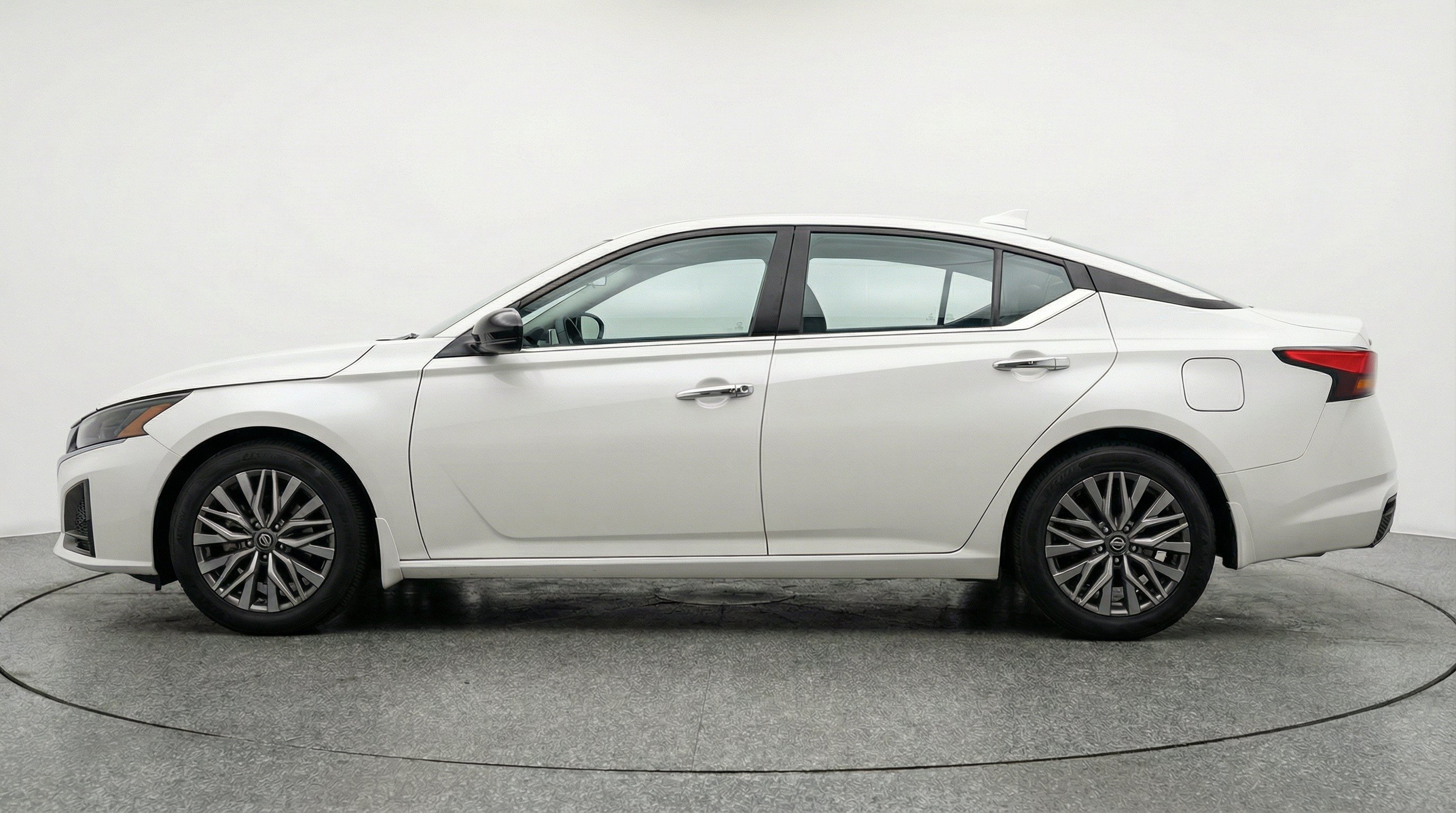 Used 2025 Nissan Altima 2.5 SV FWD image 5