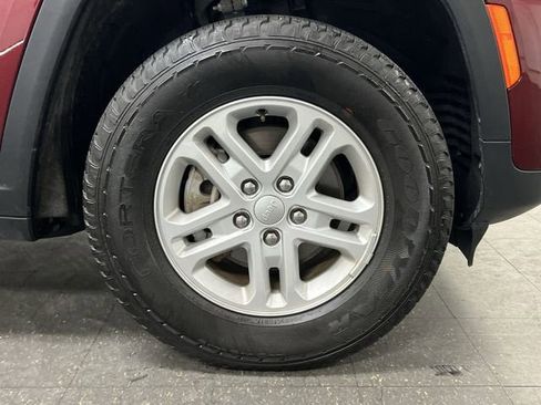 Used 2023 Jeep Grand Cherokee Laredo image 32