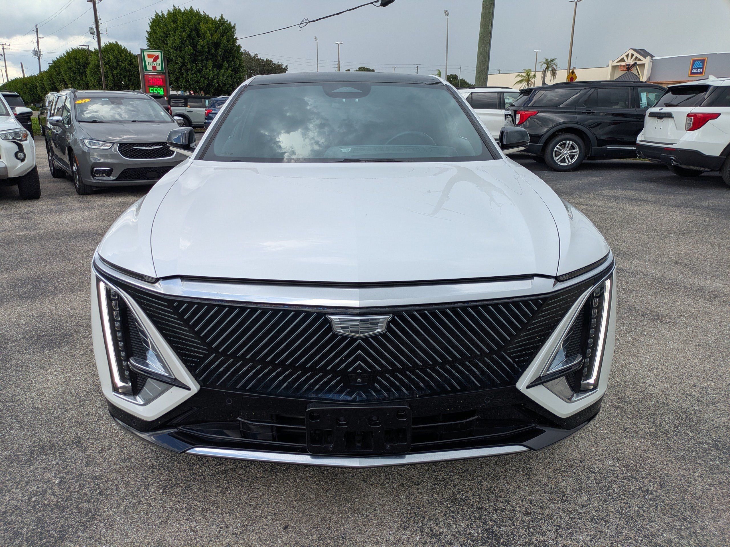 Used 2024 Cadillac Lyriq Luxury RWD image 9