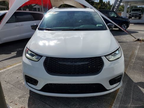 New 2025 Chrysler Pacifica Select w/ Fav Edition Package image 2