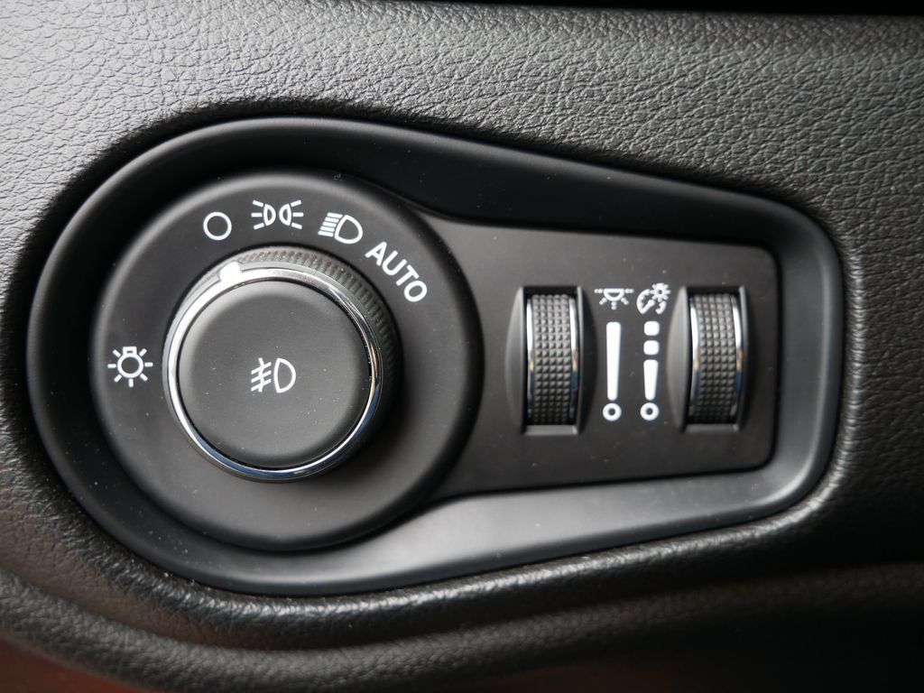 Used 2020 Jeep Renegade Latitude w/ Cold Weather Group AWD/4WD image 18