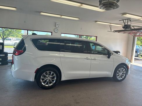 New 2027 Chrysler Pacifica Select AWD/4WD image 30
