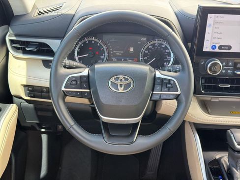 Used 2024 Toyota Highlander XLE image 26