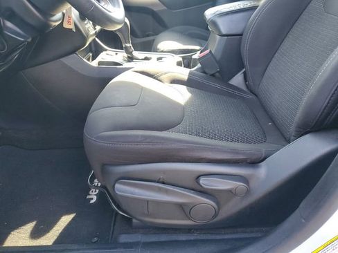 Used 2019 Jeep Cherokee Latitude w/ Popular Appearance Group image 18