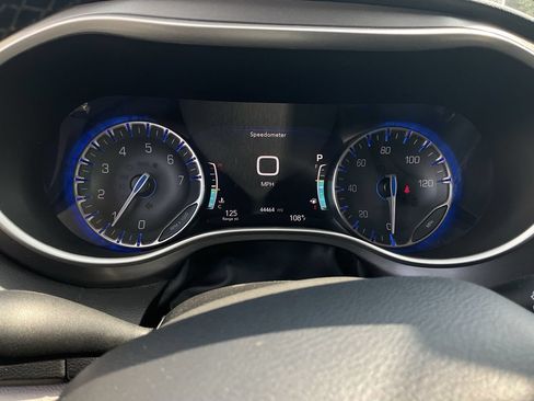 Used 2024 Chrysler Pacifica Touring-L FWD image 37