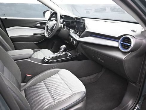 Used 2025 Chevrolet Trax LT FWD image 18