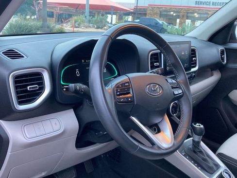 Used 2025 Hyundai Venue SEL FWD image 8