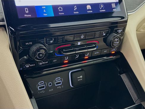 Used 2024 Jeep Grand Cherokee Limited image 23