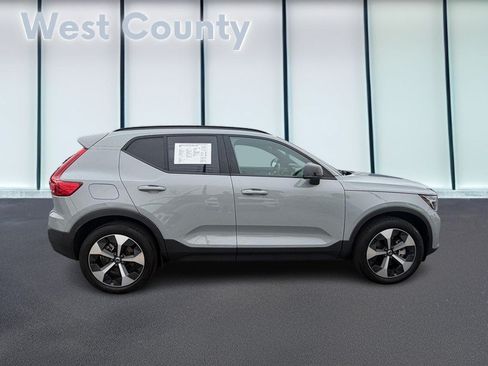 Certified 2025 Volvo XC40 B5 Plus AWD/4WD image 2