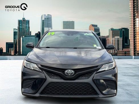 Used 2019 Toyota Camry SE FWD image 9
