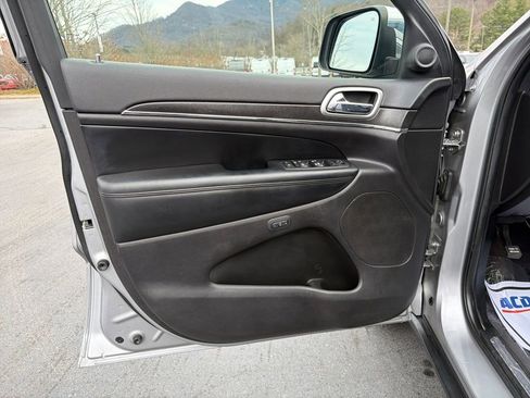 Used 2018 Jeep Grand Cherokee Limited image 11