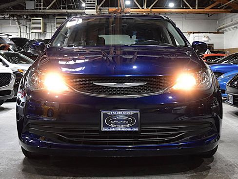 Used 2017 Chrysler Pacifica Touring FWD image 2