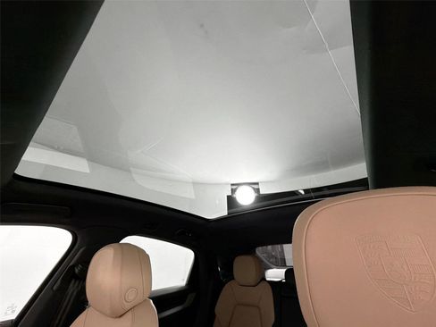 Certified 2026 Porsche Cayenne Coupe AWD/4WD image 35