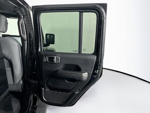 Used 2025 Jeep Wrangler Sahara image 28