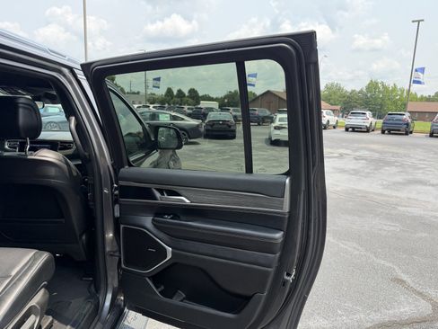 Used 2024 Jeep Wagoneer L Series III w/ Flexible Seating Group AWD/4WD image 15
