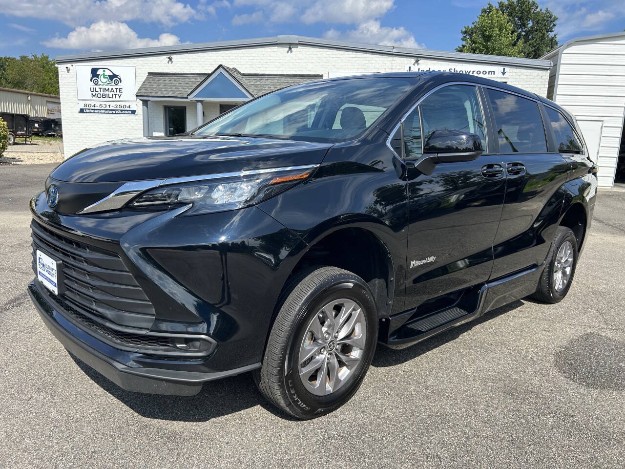 Used 2024 Toyota Sienna LE FWD image 13