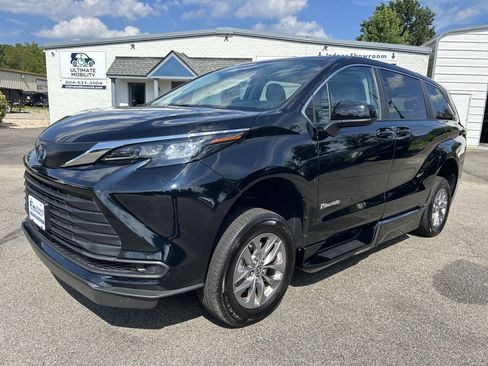 Used 2024 Toyota Sienna LE FWD image 13