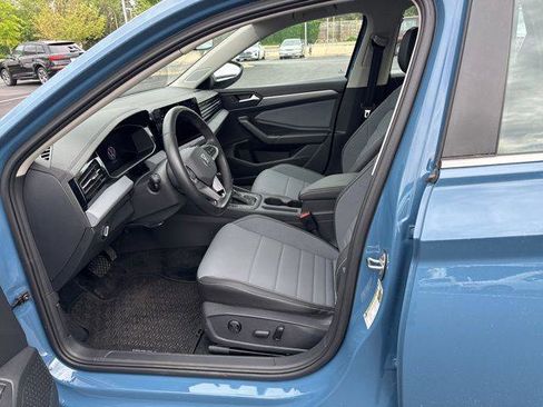 Used 2025 Volkswagen Jetta SE w/ Sunroof Package FWD image 9