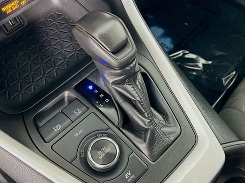 Used 2021 Toyota RAV4 XLE w/ Convenience Package image 24