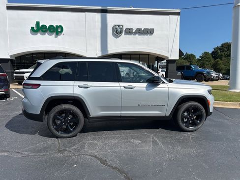 New 2025 Jeep Grand Cherokee Altitude image 7