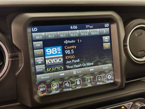 Used 2022 Jeep Wrangler Sahara w/ Cold Weather Group image 21