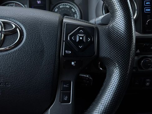 Used 2018 Toyota Tacoma TRD Off-Road AWD/4WD image 38