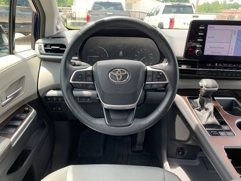 Used 2024 Toyota Sienna XLE w/ XLE Plus Package AWD/4WD image 17