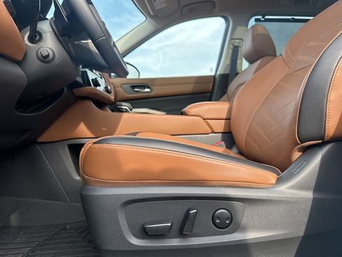 Used 2024 Nissan Pathfinder Platinum image 25