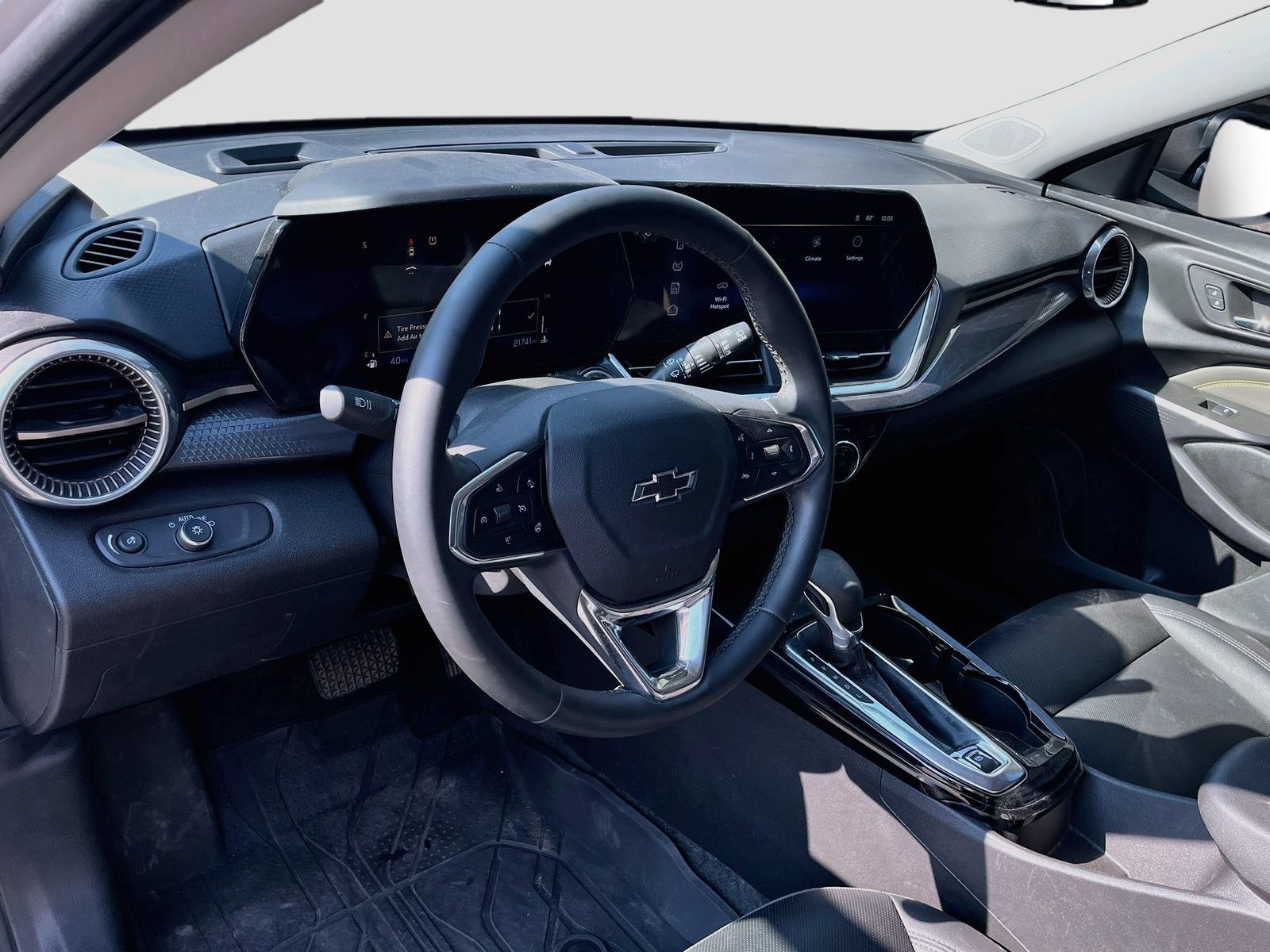 Used 2025 Chevrolet Trax ACTIV w/ Sunroof Package FWD image 9