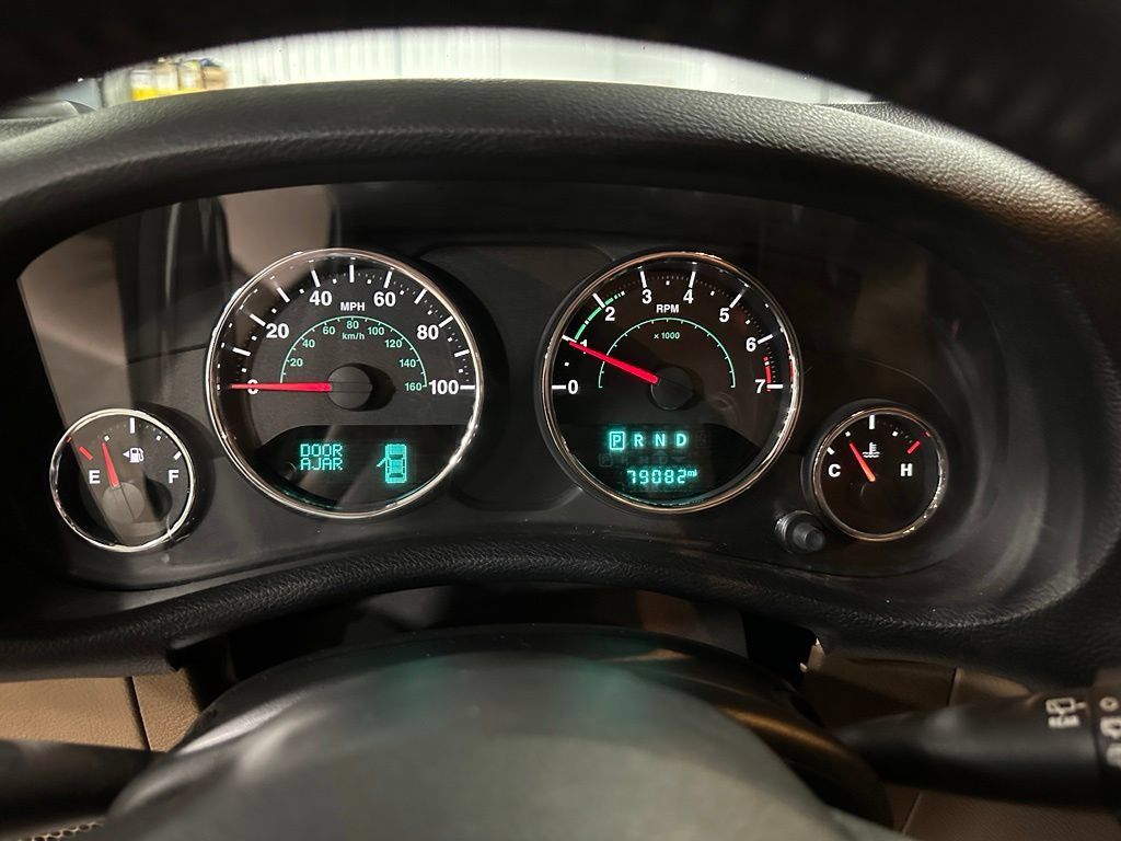 Used 2015 Jeep Wrangler Unlimited Sahara w/ Connectivity Group AWD/4WD image 15