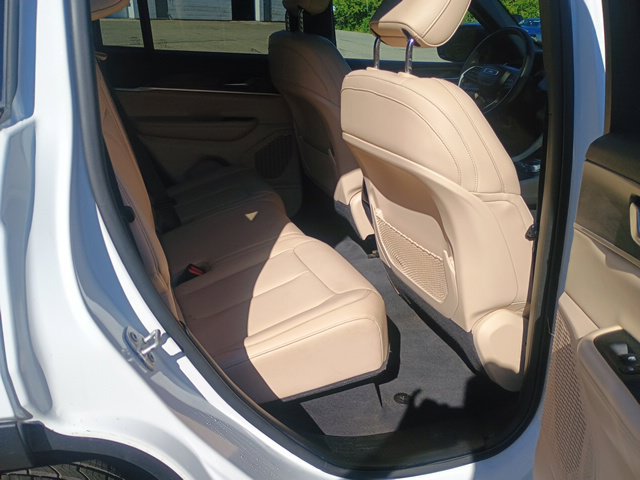 Used 2023 Jeep Grand Cherokee Limited AWD/4WD image 17