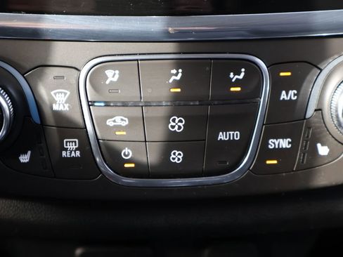 Used 2020 Chevrolet Traverse LT w/ Driver Confidence II Package image 34